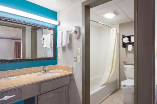 俄克拉何马城俄克拉何马市美国最佳价值汽车旅馆的一间带水槽、镜子和卫生间的浴室