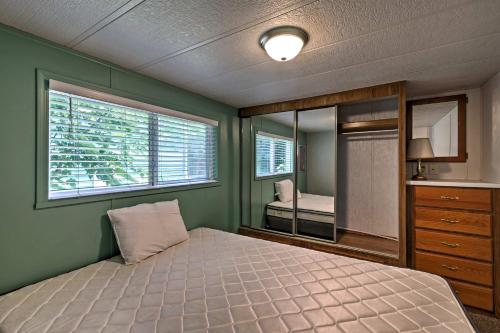 普廷贝Cozy Middle Bass Cabin with Grill and Lagoon Access!的一间卧室配有一张床和镜子