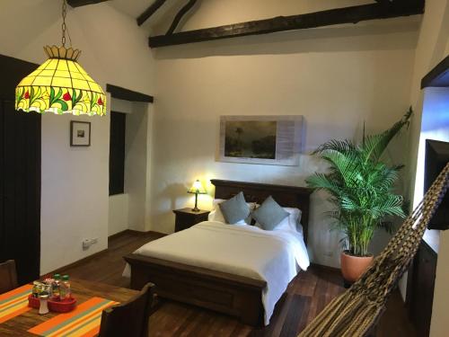 波哥大Casa Aranjuez的一间卧室配有一张床和吊床