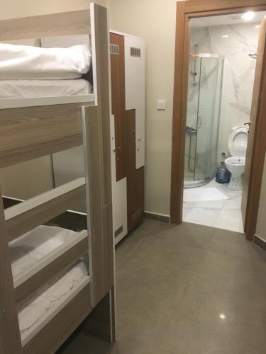 伊斯坦布尔İstanbul Terrace Hotel的客房设有双层床和带淋浴的浴室。