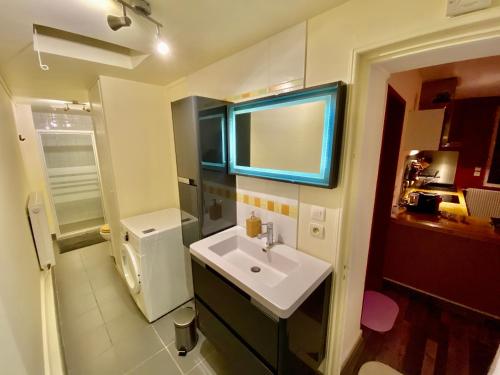 埃夫勒Suite avec Jacuzzi et Sauna Privée的一间带水槽和卫生间的小浴室