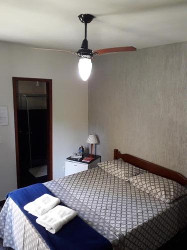 伊泰普阿苏Casa 6 Suites e Eventos的一间卧室配有一张床,上面有两条毛巾
