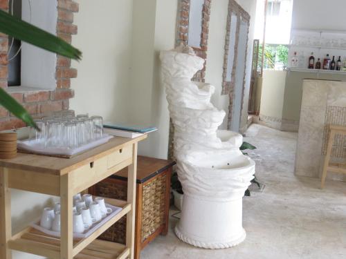 蓬塔卡纳Corales Punta Cana的一张桌子旁的白色雕塑