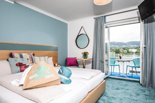 沃尔特湖畔韦尔登Best In Hosting Beach House Velden的酒店客房设有一张床和一个阳台。