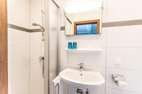 沃尔特湖畔韦尔登Best In Hosting Beach House Velden的白色的浴室设有水槽和镜子
