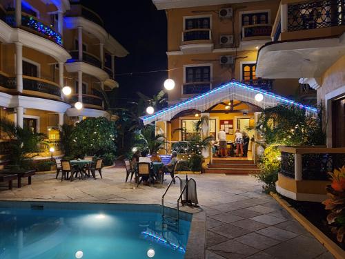 UtordaPRISTINE RESORT的夜间带游泳池的酒店庭院
