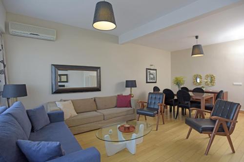 伊斯坦布尔Cheya Taksim Istanbul City Center Comfort Residence的客厅配有沙发和桌子