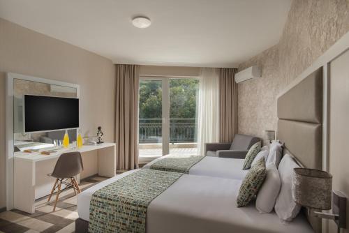 Marina White Sands Beach Hotel-All Inclusive客房内的一张或多张床位