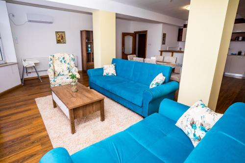 洛维奇Old City Square Apartment的客厅配有蓝色的沙发和桌子
