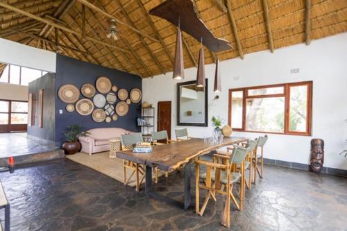 巴卢莱自然保护区Ku Sungula Safari Lodge的客厅配有大型木桌和椅子