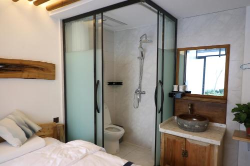西安大风起西民宿的带淋浴、卫生间和盥洗盆的浴室