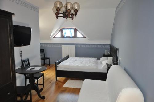 SevnicaGrobelnik Tourist Farm的一间卧室配有一张床、一张桌子和一个窗户。