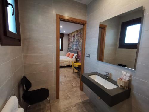 希奥Caracola de Cabo Home的一间带水槽和镜子的浴室