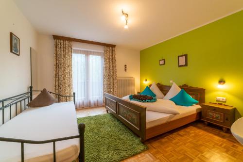 施伦斯Haus Netzer Anita的一间卧室设有两张床和绿色的墙壁