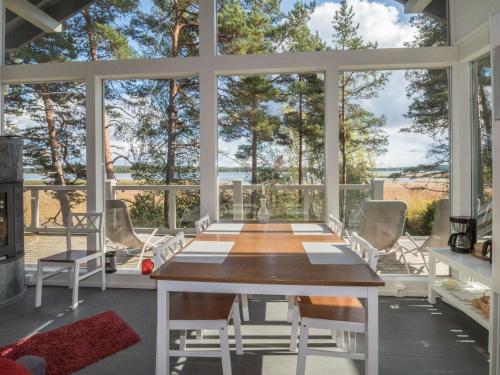 InkooHoliday Home Sjöboda by Interhome的一间配备有桌子的海景用餐室