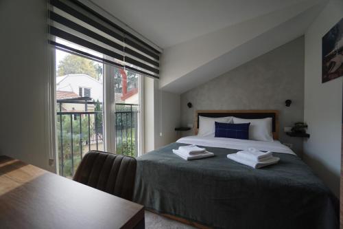 贝尔格莱德Urban Lodge Belgrade的一间卧室设有一张床和一个大窗户