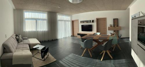米尔施塔特Lucashof Millstättersee的客厅配有沙发和桌子