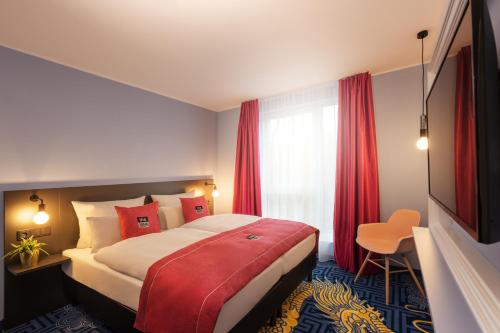 美因茨the niu Mood的酒店客房设有床和窗户。