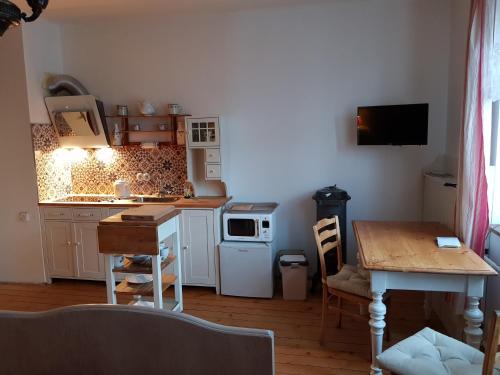 斯特拉科尼采Penzion Leticia的一间带桌子和微波炉的小厨房