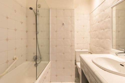 阿尔勒Hôtel Mireille的带淋浴、盥洗盆和卫生间的浴室