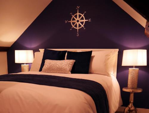 GuestlingGuestling Hall Hotel的卧室配有一张挂有海标的床铺。