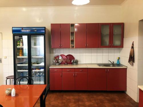 ChervonogradComfort Hotel的一间带红色橱柜和冰箱的厨房