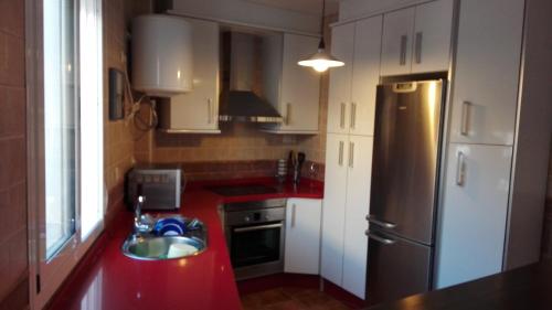 卡沃内拉斯Apartamento en Carboneras的一间带水槽和冰箱的小厨房