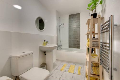 谢菲尔德Stylish Sheffield City Spot的白色的浴室设有卫生间和水槽。