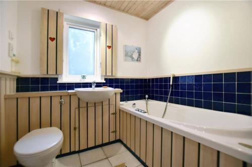 勒威克Unique, perfectly located town centre house的浴室配有卫生间、浴缸和水槽。