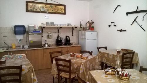 阿西西圣马蒂诺酒窖农家乐的带2张桌子的厨房和带冰箱的厨房