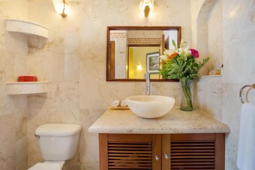 普拉亚卡门波尔图海滩公寓酒店及海滩俱乐部的一间带水槽、卫生间和镜子的浴室