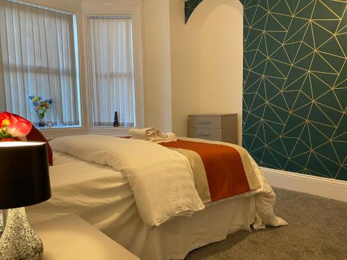 泰恩河畔纽卡斯尔Heaton Park Road Professional Lets的一间卧室设有一张床和一个窗口