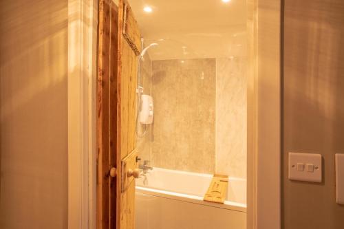海伦斯堡Black Stair Cottage的带淋浴、浴缸和盥洗盆的浴室