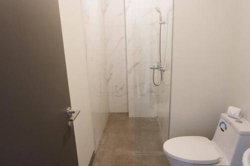 巴淡岛中心LOVINA 7-AE at One Residence (beside Harris Hotel)的带淋浴、卫生间和淋浴的浴室