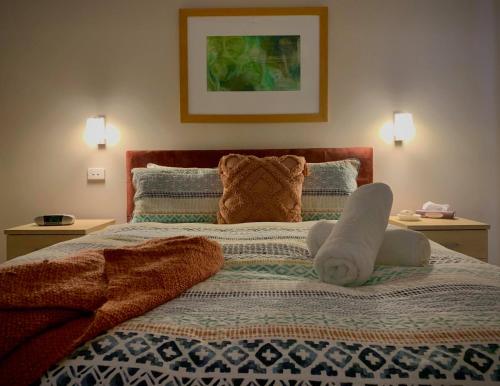 勒弗戴尔阿迪娜葡萄园别墅的一间卧室配有带毛巾的床