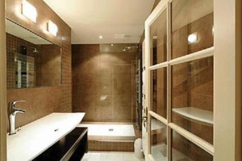 桑畔斯蒙特乔利城堡酒店的带浴缸、水槽和淋浴的浴室