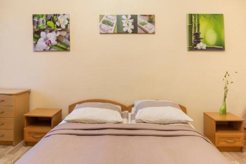 希奥利艾Pigi nakvyne的卧室配有一张床,墙上有三幅照片