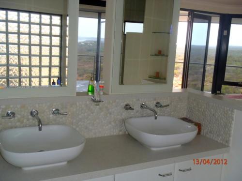 卡尔巴里Eco Haven retreat的浴室设有2个水槽和2面镜子
