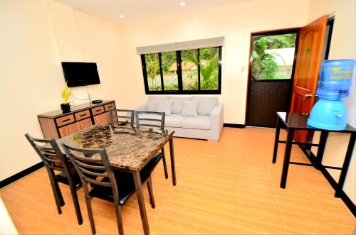 邦劳Tatay Seseng's Apartment的客厅配有桌椅和沙发
