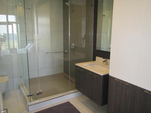 MENLYN MAINE - One Bedroom Penthouse - NO LOAD SHEDDING!!的一间浴室