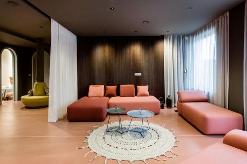 布达佩斯K52 luxury 4BDRM 4BTHRM apartment的客厅配有沙发和桌子