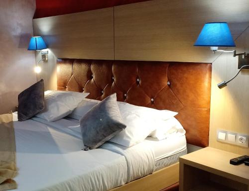 HOTEL AMSTERDAM客房内的一张或多张床位