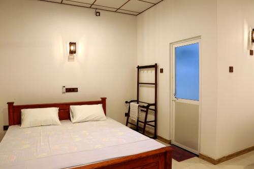 蒂瑟默哈拉默Dearly Holiday Home And Safari的一间卧室设有一张床和一个窗口