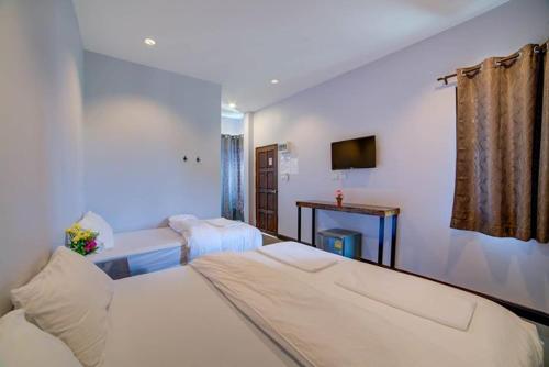 清迈The Sleep Resort的一间酒店客房,配有一张床和一台电视