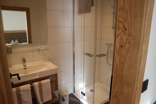 安纳贝格-伦格茨阿尔彭霍夫安娜贝格酒店的带淋浴和盥洗盆的浴室