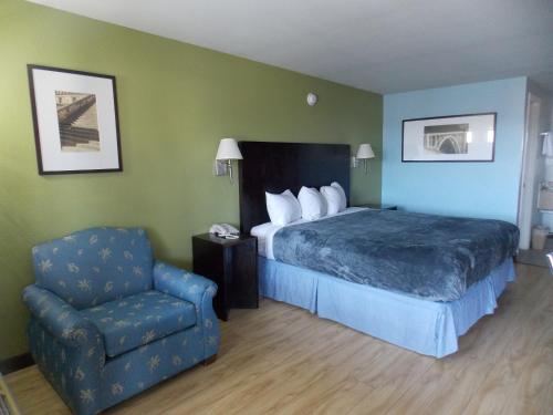 奥古斯塔奥古斯塔百汇酒店的配有一张床和一把椅子的酒店客房