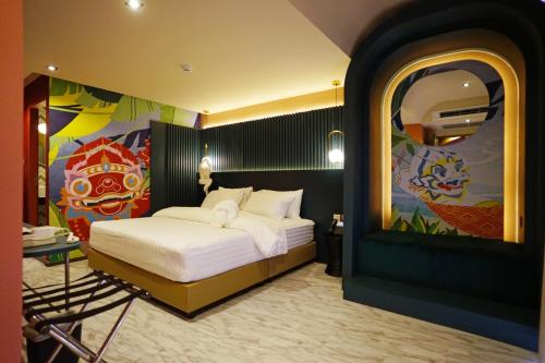 曼谷4 Monkeys Hotel的一间卧室配有一张壁画床