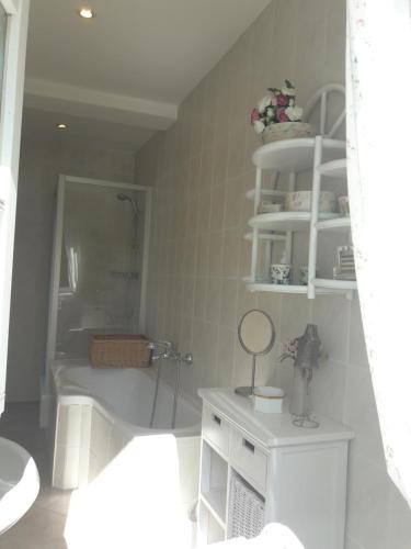 施特芬斯哈根Lavendel的带浴缸、水槽和镜子的浴室