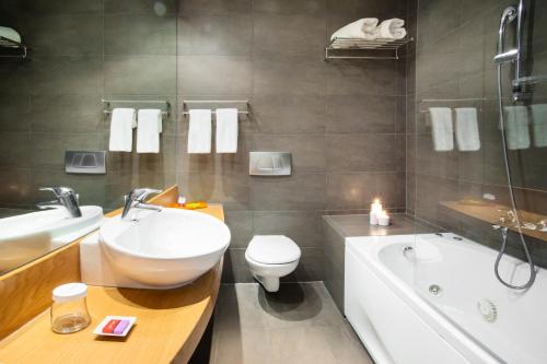 森雅沃洛斯多莫特酒店的一间浴室