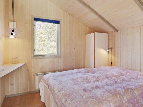 乌尔夫堡Holiday Home Hummingen的一间卧室设有一张床和一个窗口